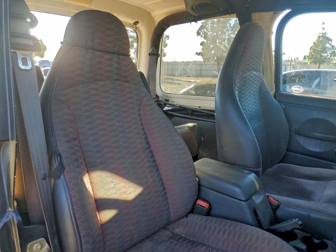 2000 Jeep Wrangler / Tj Sport VIN: 1J4FA49S5YP722998 Lot: 94358885