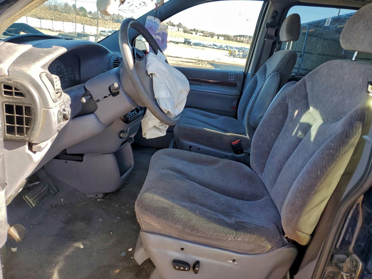 2000 Chrysler Town & Country Lx VIN: 1C4GP44G1YB515226 Lot: 93920325