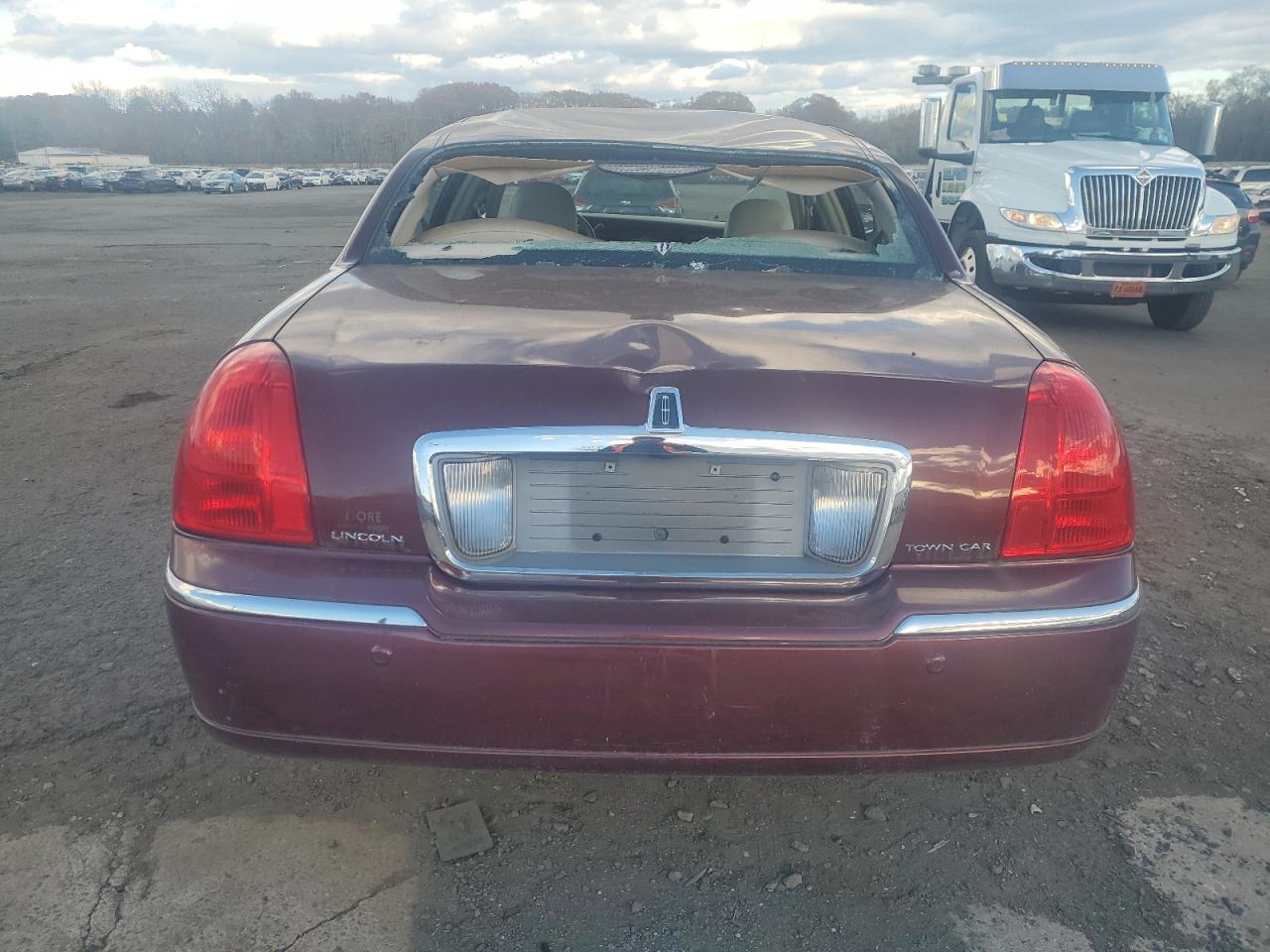 2004 Lincoln Town Car Executive VIN: 1LNHM81W04Y662172 Lot: 91770045