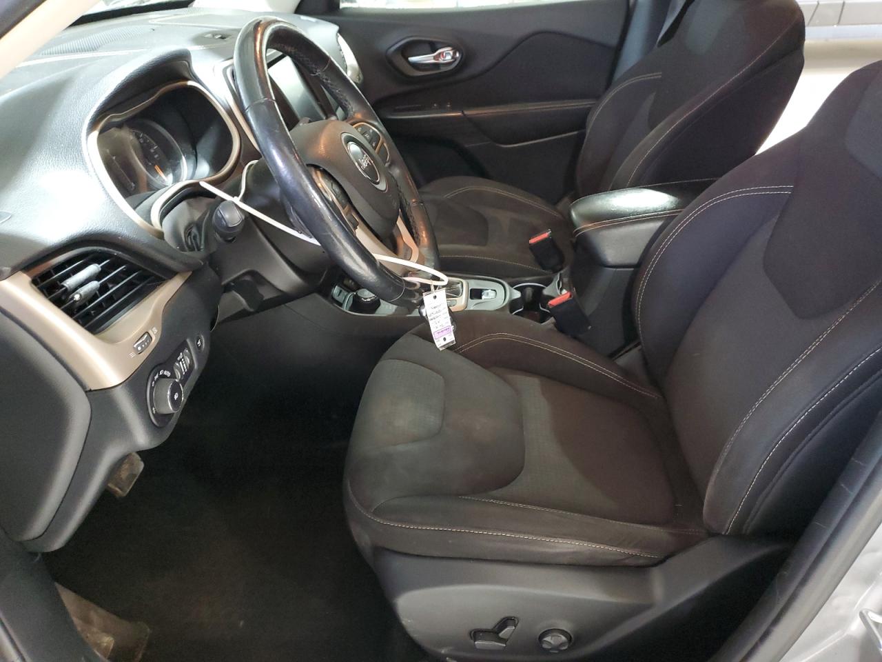 2016 Jeep Cherokee Latitude VIN: 1C4PJMCB0GW132084 Lot: 92645795