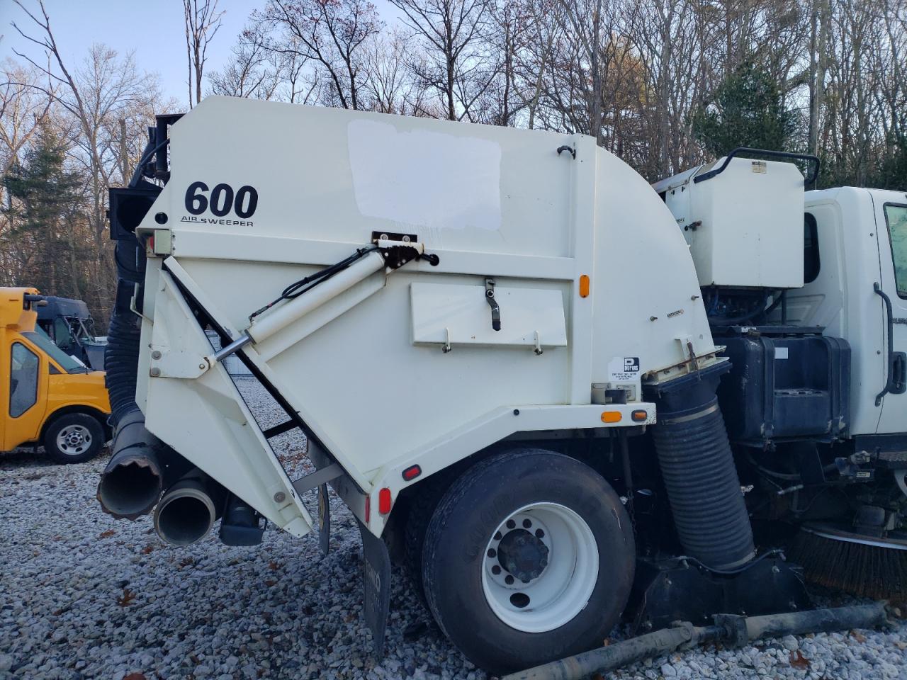 2008 International 4300M7 Street Sweeper Truck VIN: 1HTJTSKN48J695737 Lot: 87093345