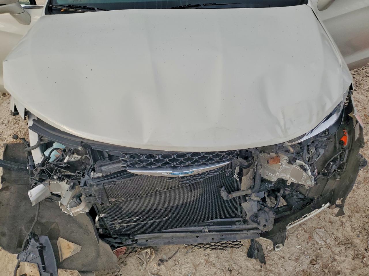 2021 Chrysler Pacifica Hybrid Touring L VIN: 2C4RC1L71MR586992 Lot: 93840915