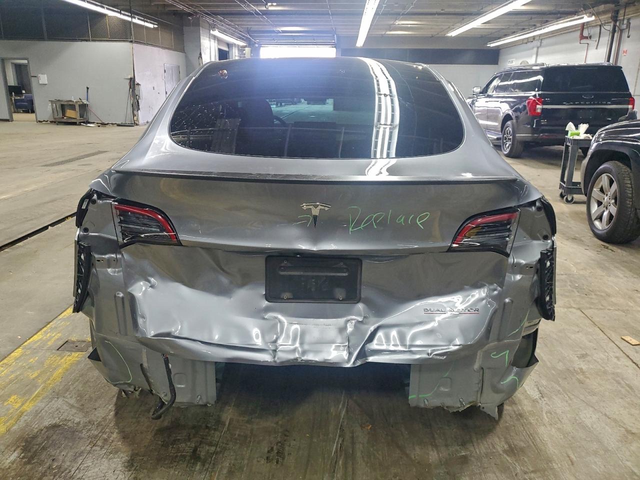 2024 Tesla Model Y VIN: 7SAYGDEF2RA323984 Lot: 93540135
