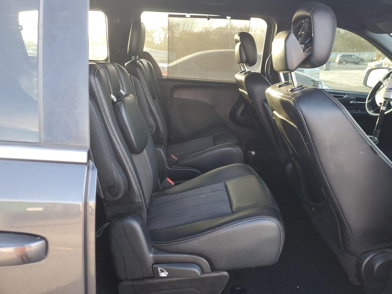 2015 Chrysler Town & Country S VIN: 2C4RC1HG6FR742276 Lot: 91706405