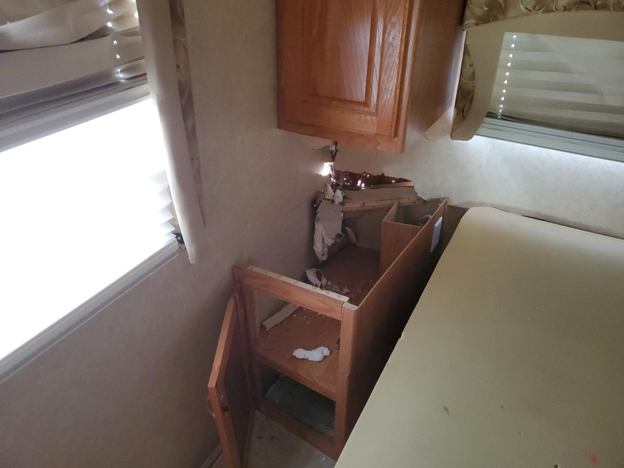 2005 Chevrolet Cutaway Van Motorhome VIN: 1GBJG31U851136868 Lot: 92498575