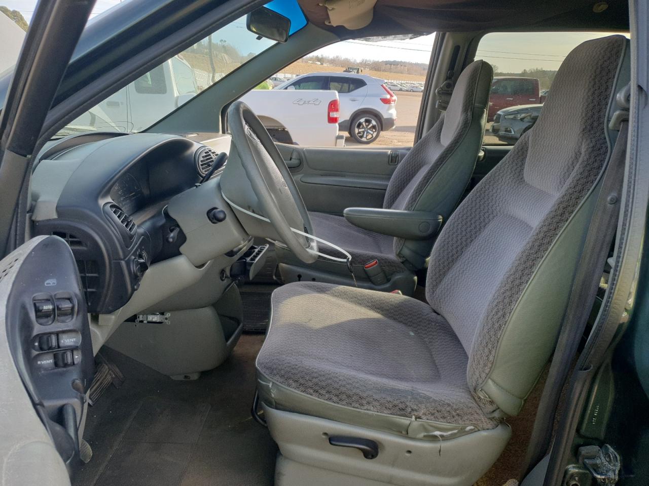 2000 Chrysler Voyager VIN: 2C4FJ25B4YR867593 Lot: 93505505