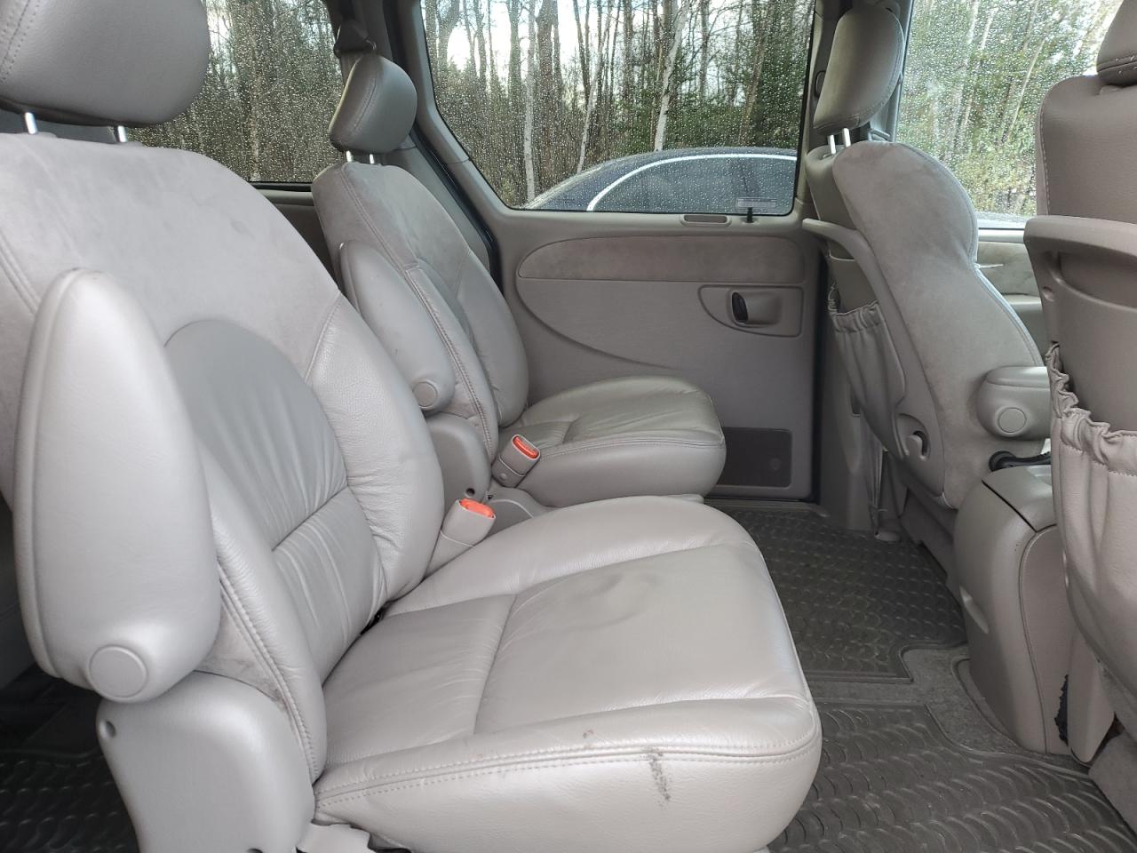 2001 Chrysler Town & Country Limited VIN: 2C8GP64L01R382926 Lot: 91299425