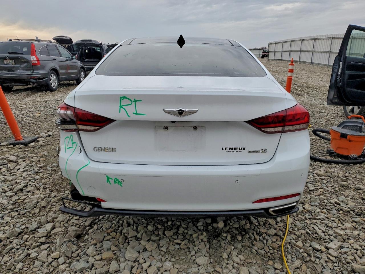 2015 Hyundai Genesis 3.8L VIN: KMHGN4JE0FU018433 Lot: 93482445