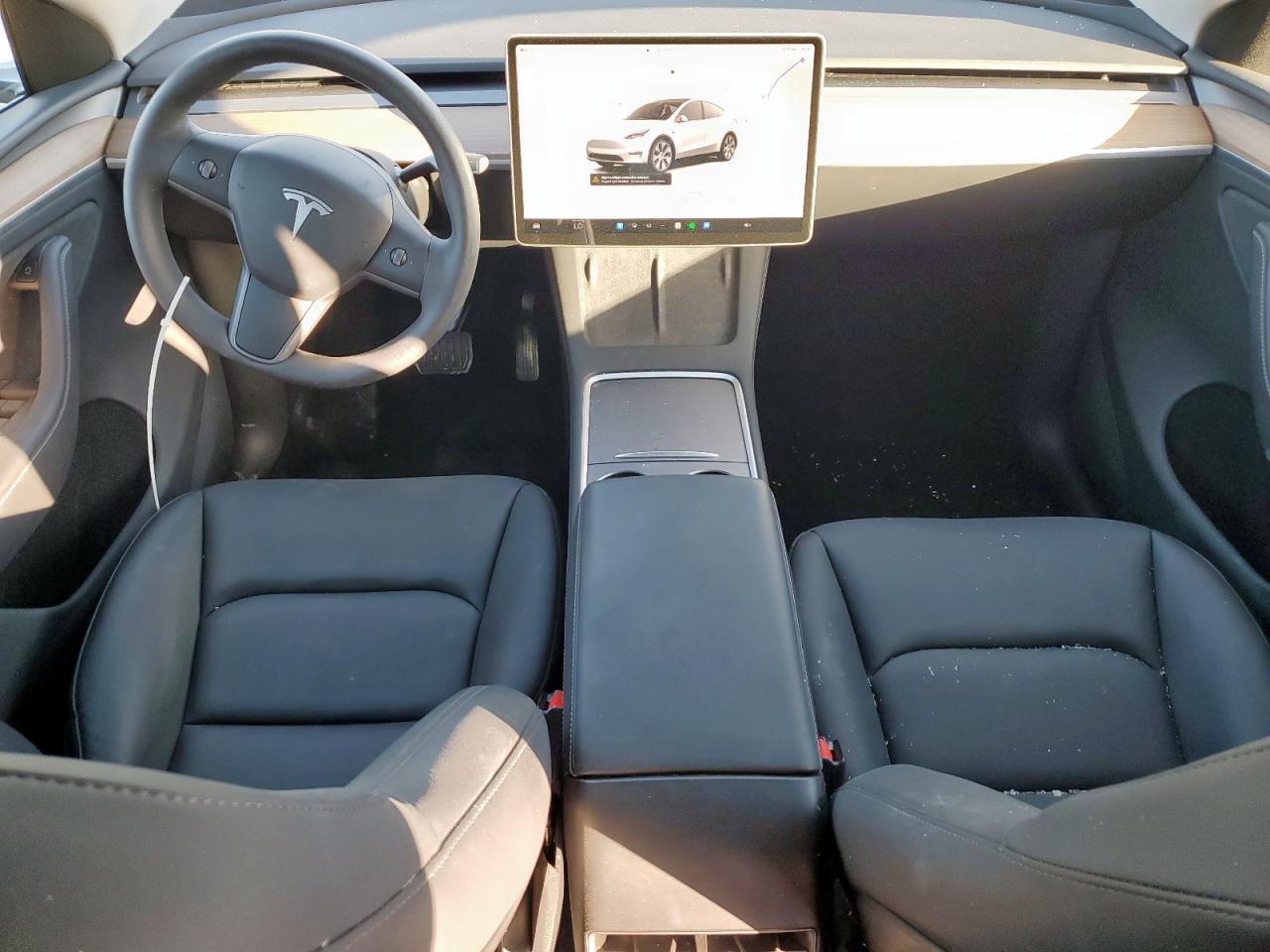 2024 Tesla Model Y VIN: 7SAYGDEE3RA259817 Lot: 92729895