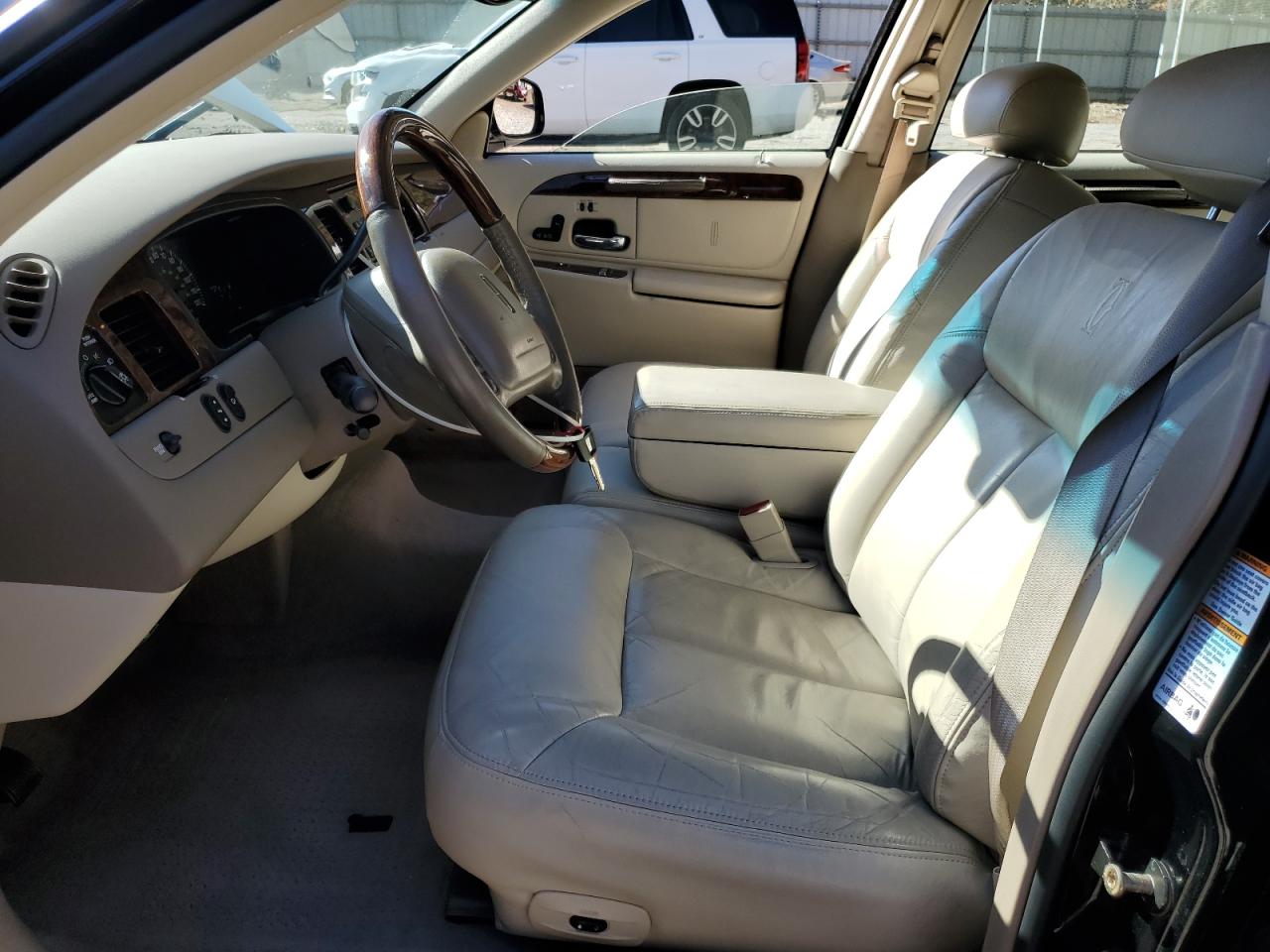 2001 Lincoln Town Car Cartier VIN: 1LNHM83W51Y723170 Lot: 92514685