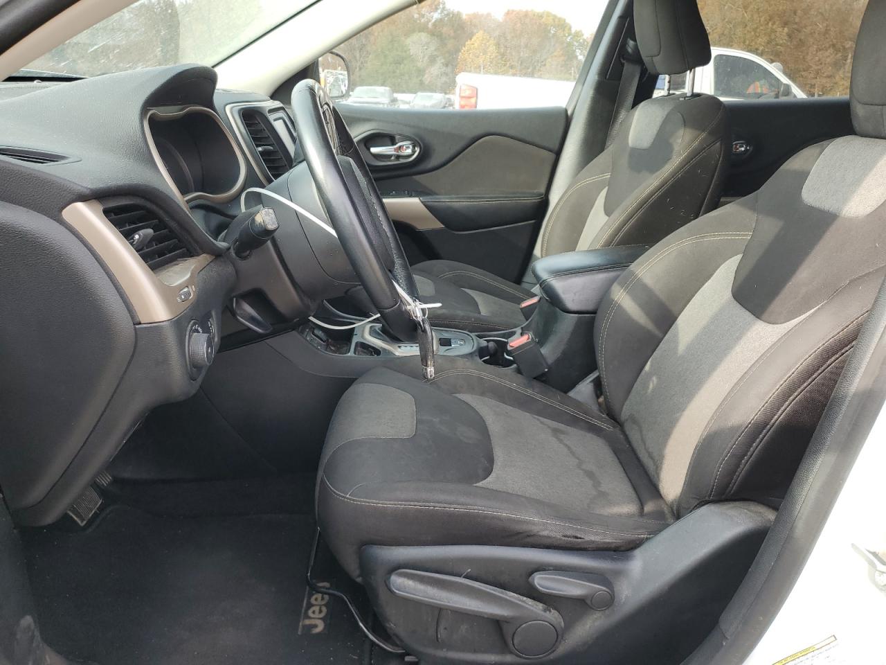 2018 Jeep Cherokee Latitude VIN: 1C4PJLCB0JD557219 Lot: 93528495