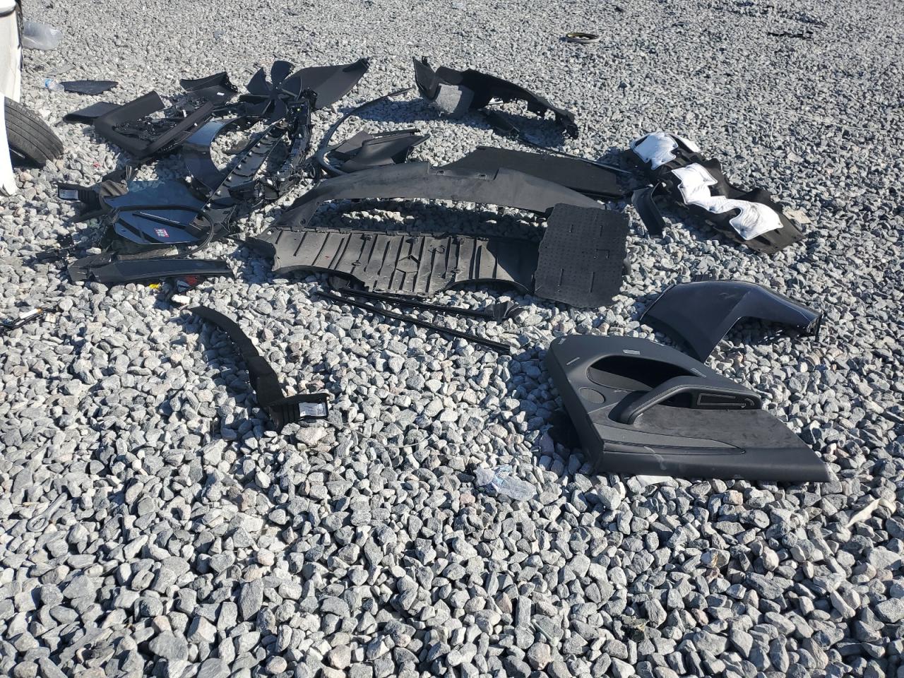 2026 Tesla Model Y VIN: 7SAYGDEE8TA385811 Lot: 91408805