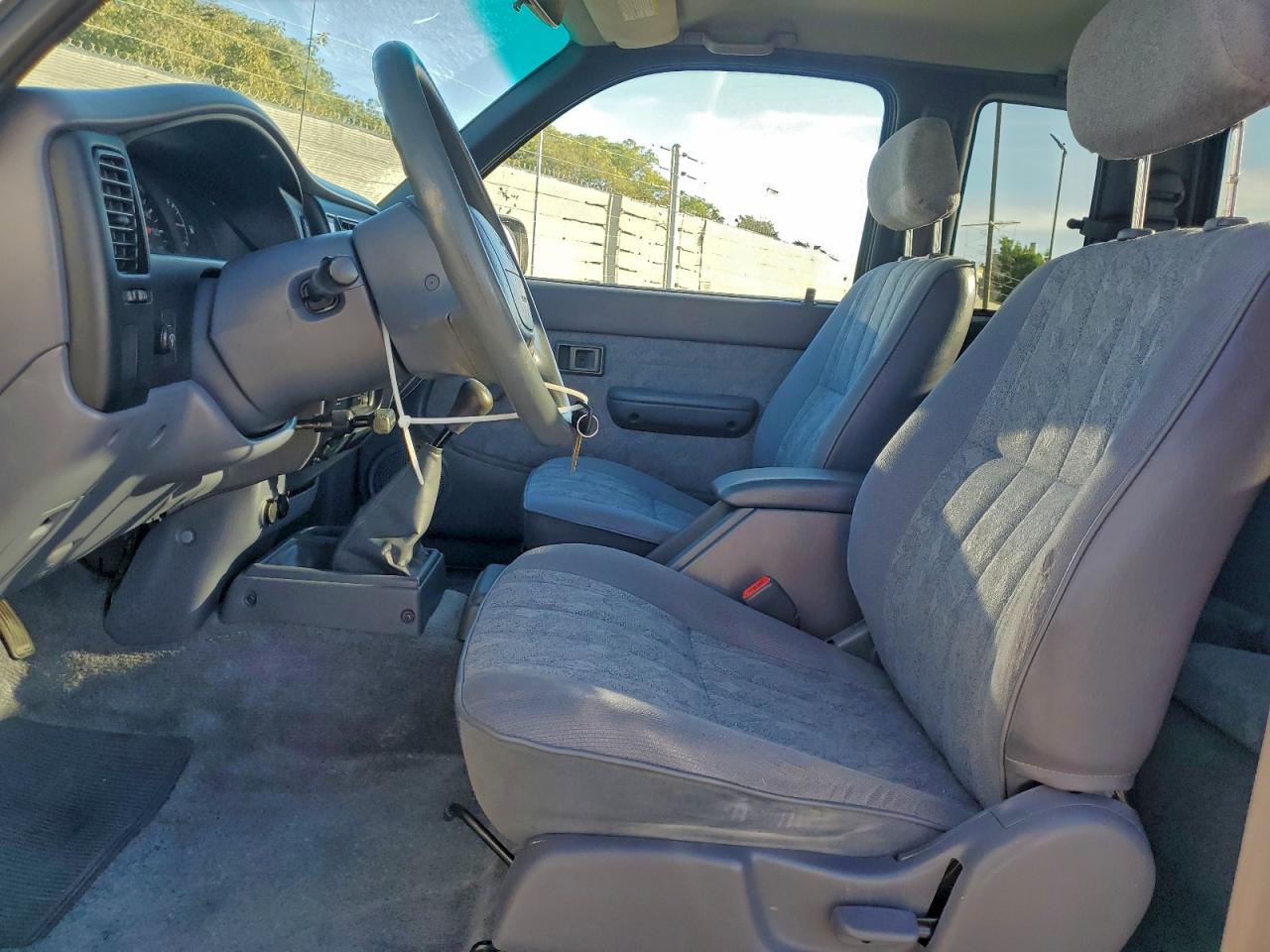 2000 Toyota Tacoma Xtracab VIN: 5TEVL52N3YZ702179 Lot: 94644825