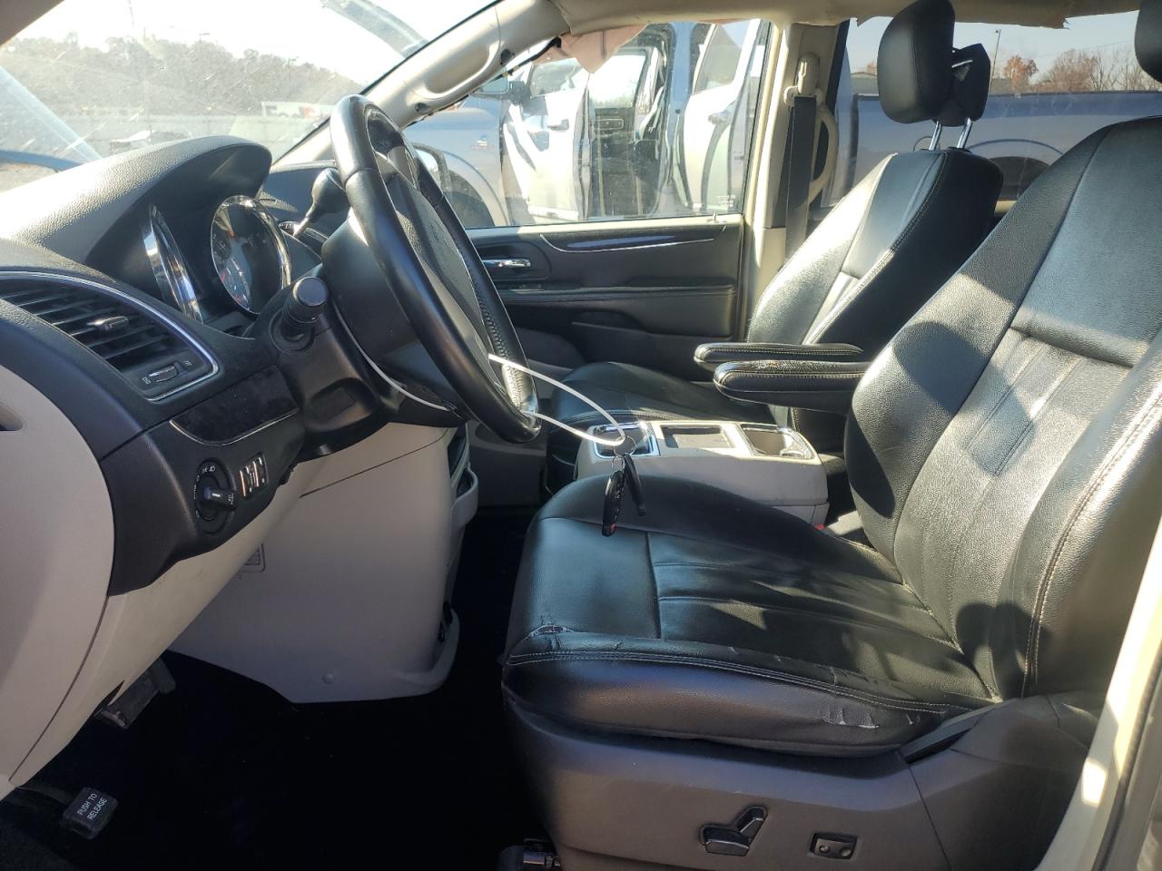 2015 Chrysler Town & Country Touring VIN: 2C4RC1BGXFR637586 Lot: 92186755