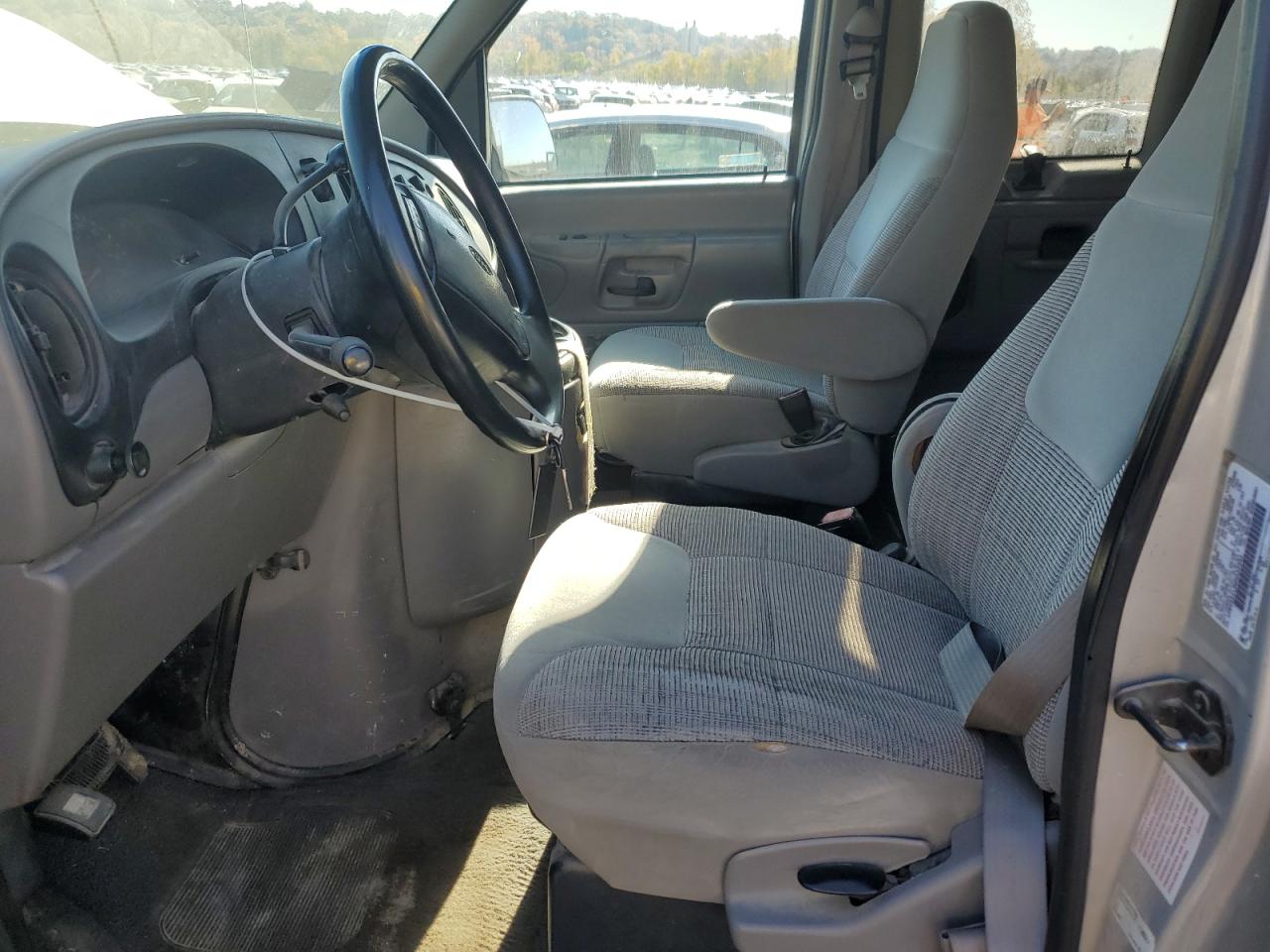 1998 Ford Econoline E350 Super Duty VIN: 1FBSS31L8WHA33551 Lot: 90631325