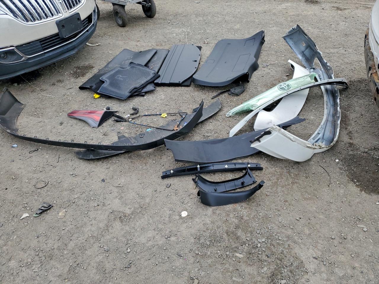 2017 Toyota Rav4 Le VIN: JTMBFREV8HD203514 Lot: 93820345