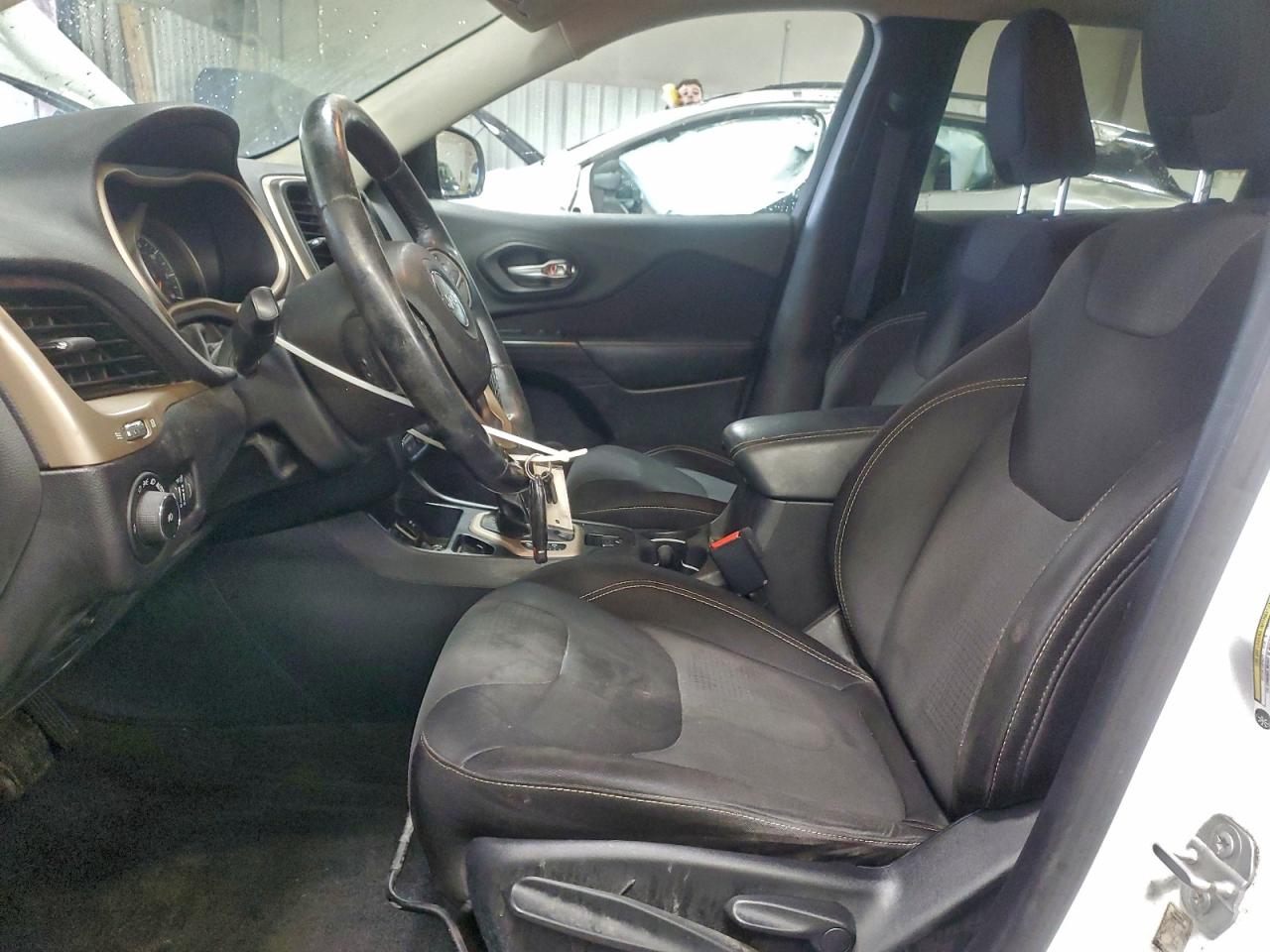 2015 Jeep Cherokee Latitude VIN: 1C4PJLCB9FW747175 Lot: 93715215