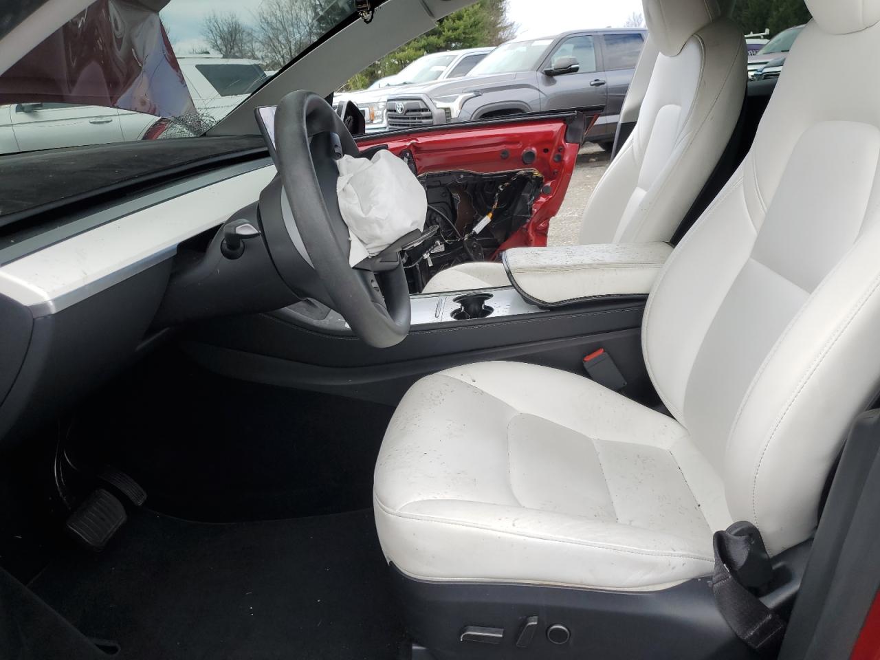 2024 Tesla Model Y VIN: 7SAYGDEE7RA272439 Lot: 92590975