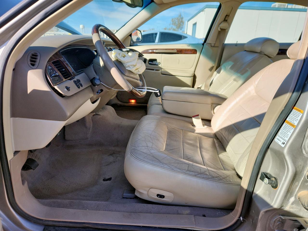 2001 Lincoln Town Car Signature VIN: 1LNHM82W51Y607274 Lot: 92102485