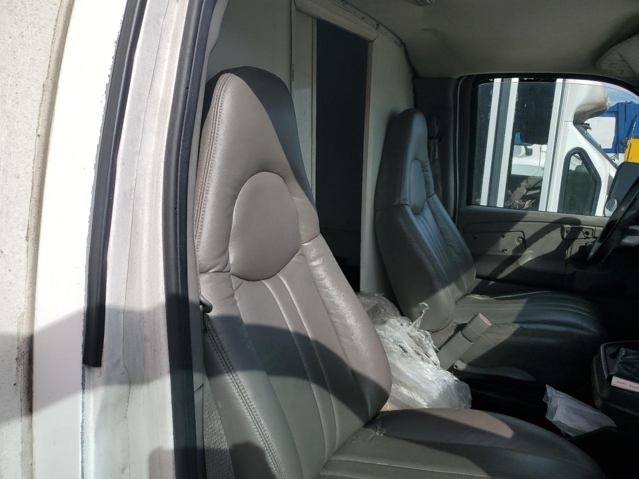 2005 Chevrolet Express Box Truck VIN: 1GBJG31U551133362 Lot: 90692145