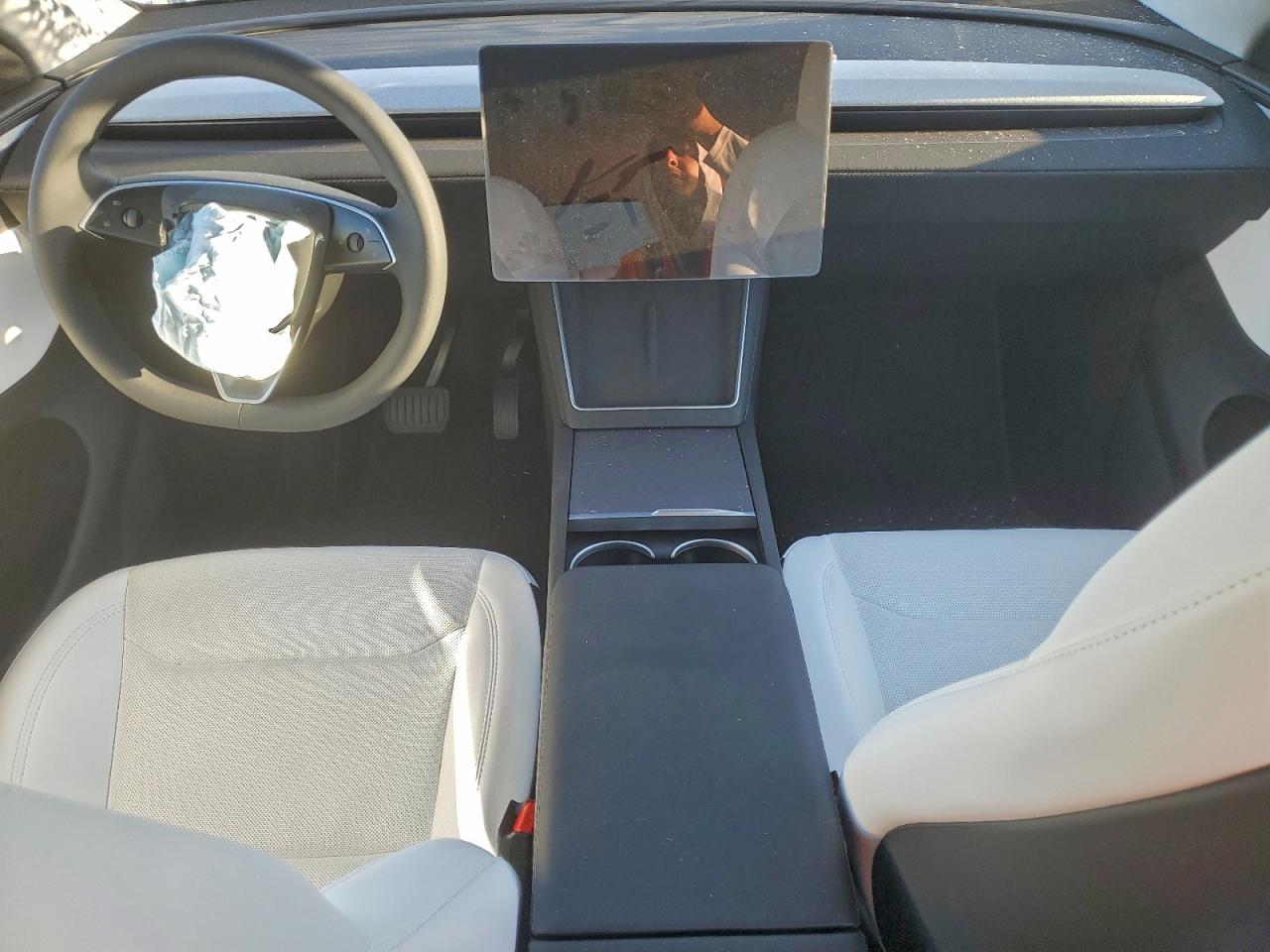 2026 Tesla Model Y VIN: 7SAYGDEDXTA491555 Lot: 92456235