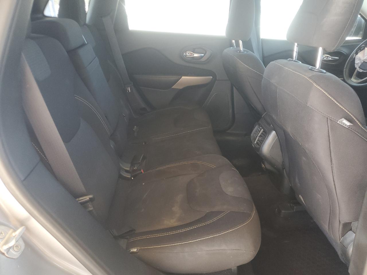 2017 Jeep Cherokee Latitude VIN: 1C4PJLCS6HW573195 Lot: 92928365