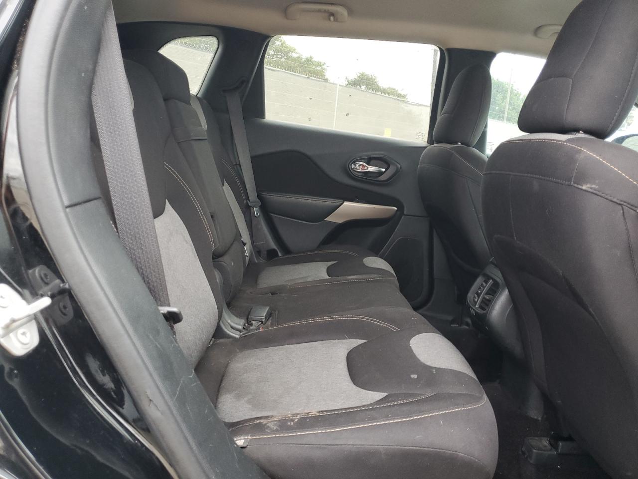 2018 Jeep Cherokee Latitude VIN: 1C4PJLCB4JD518004 Lot: 92733405