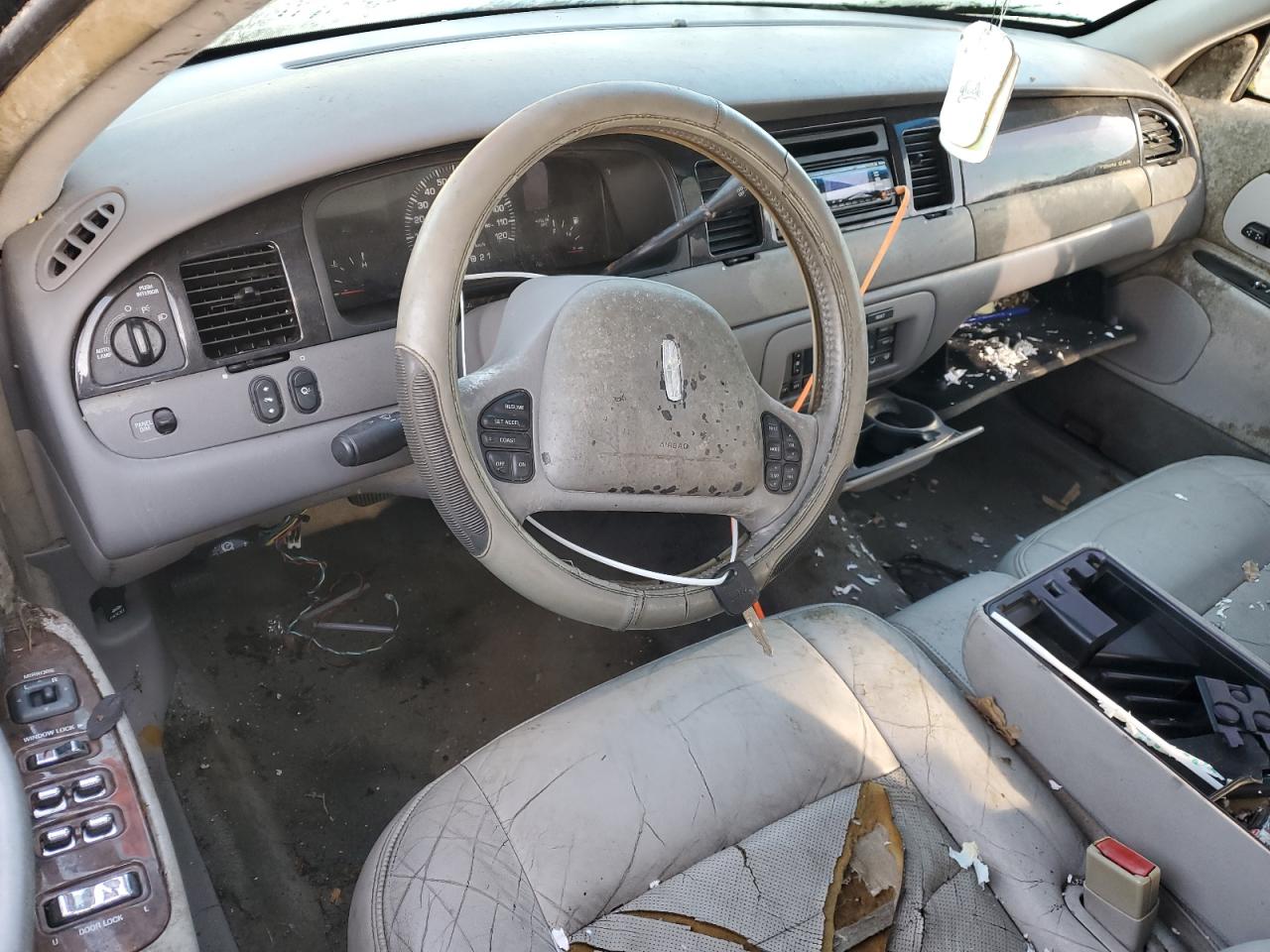 2000 Lincoln Town Car Signature VIN: 1LNHM82W02Y658490 Lot: 93503005