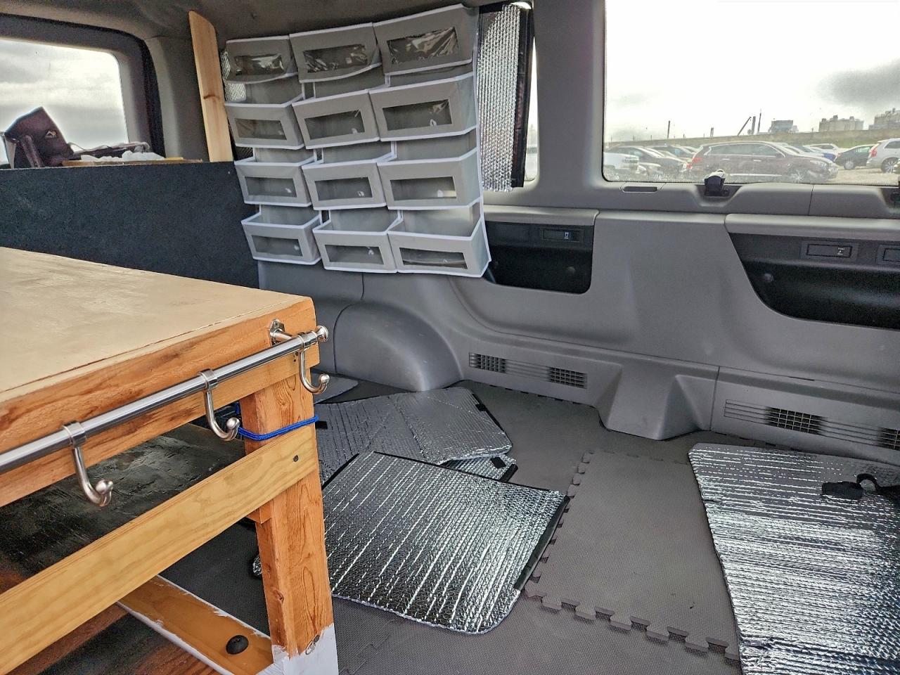 2001 Ford Econoline E150 Wagon VIN: 1FMRE11L11HA88577 Lot: 93730755