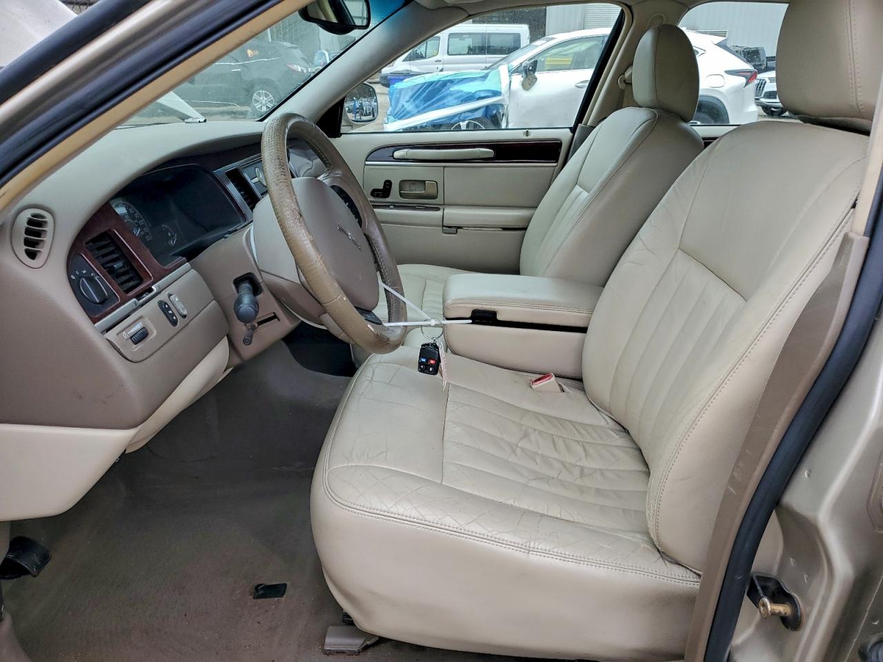 2005 Lincoln Town Car Signature VIN: 1LNHM81W25Y648128 Lot: 93131275