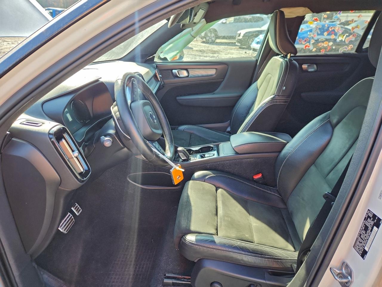 2021 Volvo Xc40 T5 R-Design VIN: YV4162UM5M2472293 Lot: 93947835