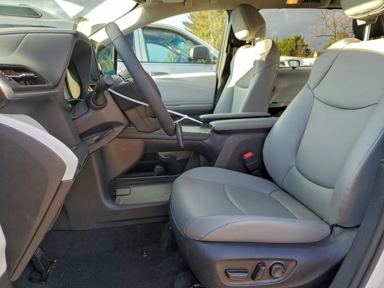 2025 Toyota Sienna Xle VIN: 5TDJSKFC3SS215013 Lot: 94161695