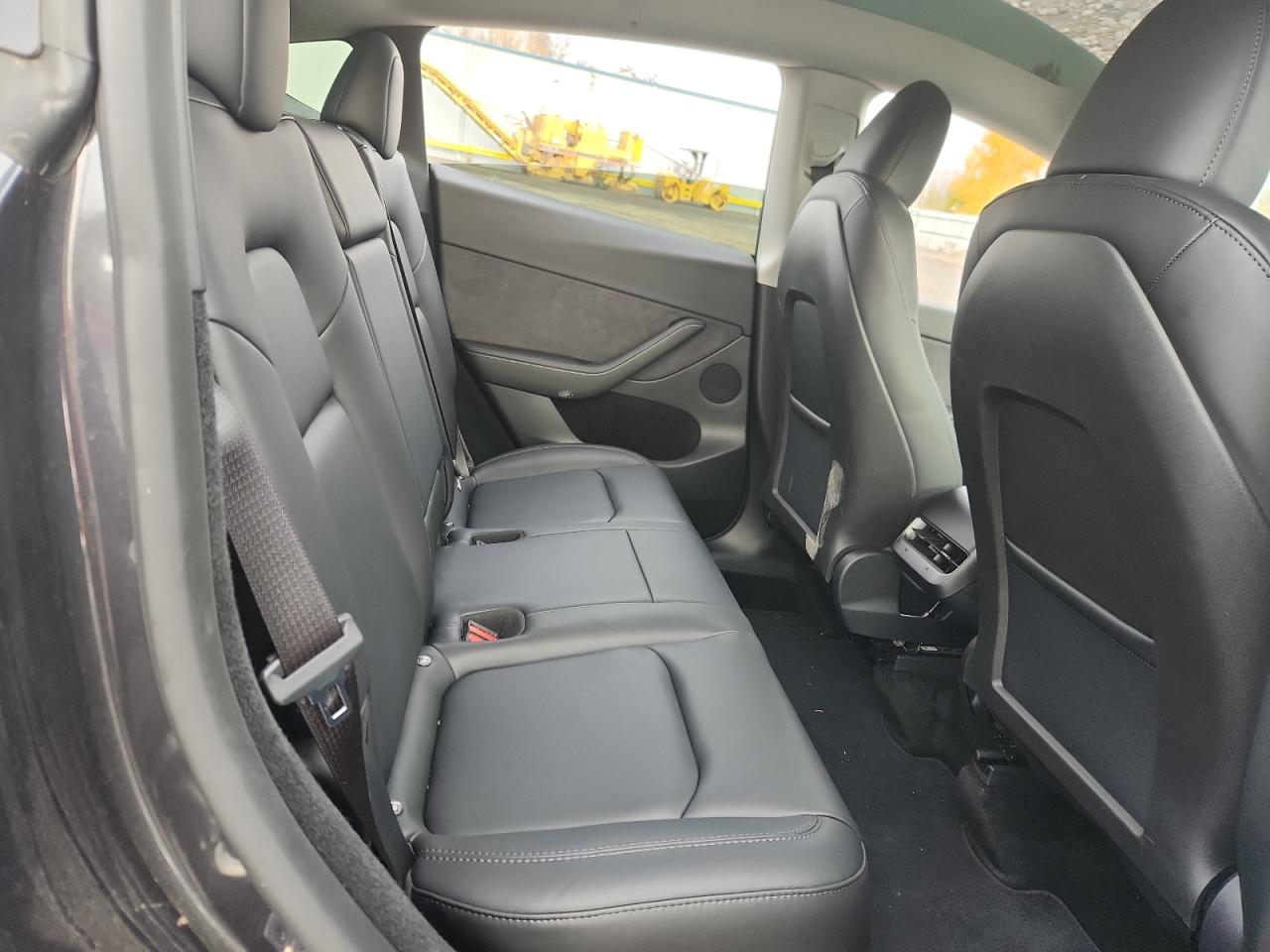 2024 Tesla Model Y VIN: 7SAYGDEEXRF157918 Lot: 92882345