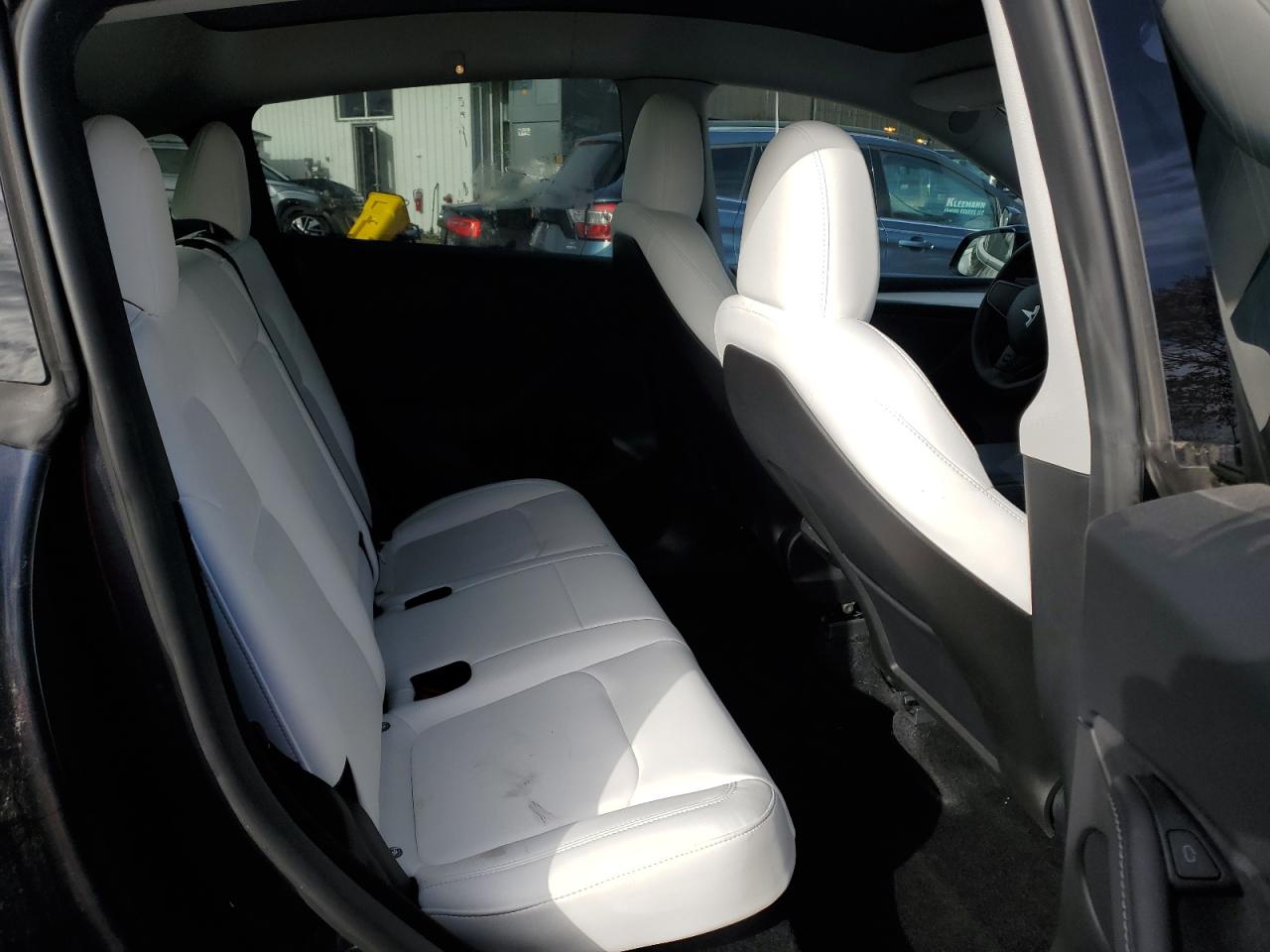 2024 Tesla Model Y VIN: 7SAYGDEDXRF119693 Lot: 92910605