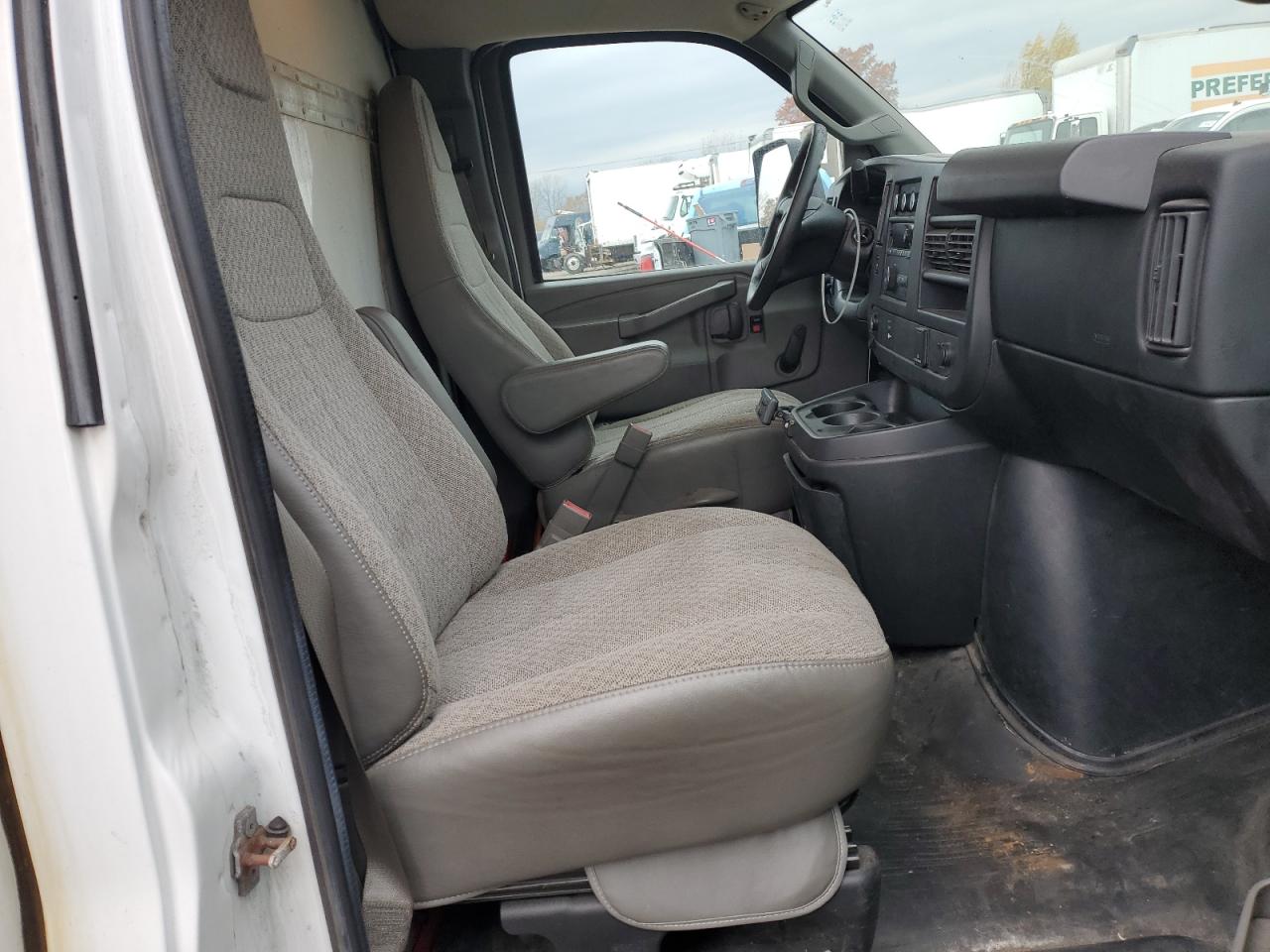 2017 Chevrolet Express Refrigerated Box Truck VIN: 1GB6GUCG3H1100450 Lot: 91045755