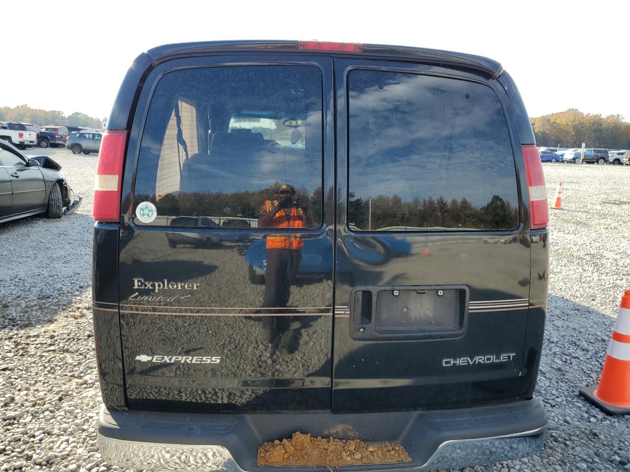 2003 Chevrolet Express G1500 VIN: 1GBFG15T031137988 Lot: 92694165