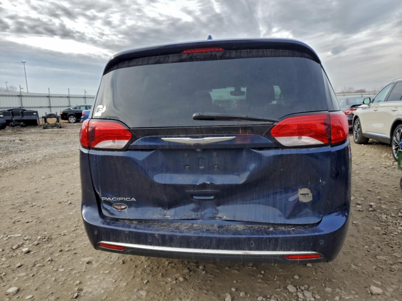 2017 Chrysler Pacifica Touring L VIN: 2C4RC1BG2HR713384 Lot: 90723805