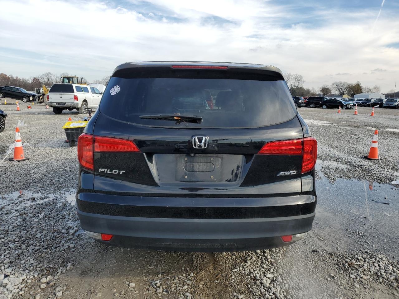 2018 Honda Pilot Lx VIN: 5FNYF6H1XJB033740 Lot: 93420815