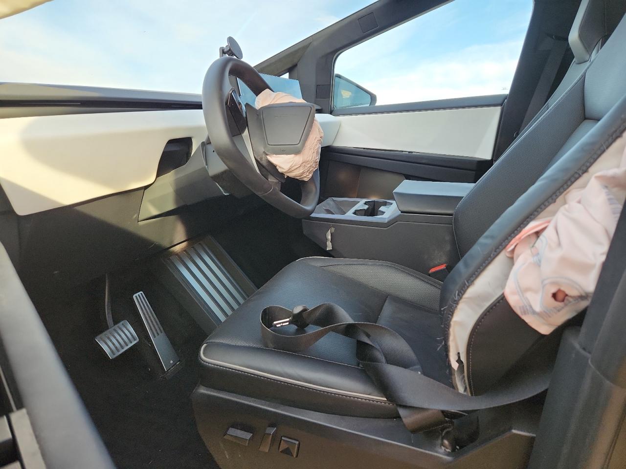 2024 Tesla Cybertruck VIN: 7G2CEHED1RA015995 Lot: 93077935