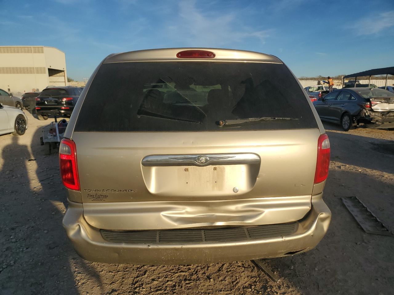 2002 Chrysler Town & Country Lx VIN: 2C8GP44332R620693 Lot: 90739075