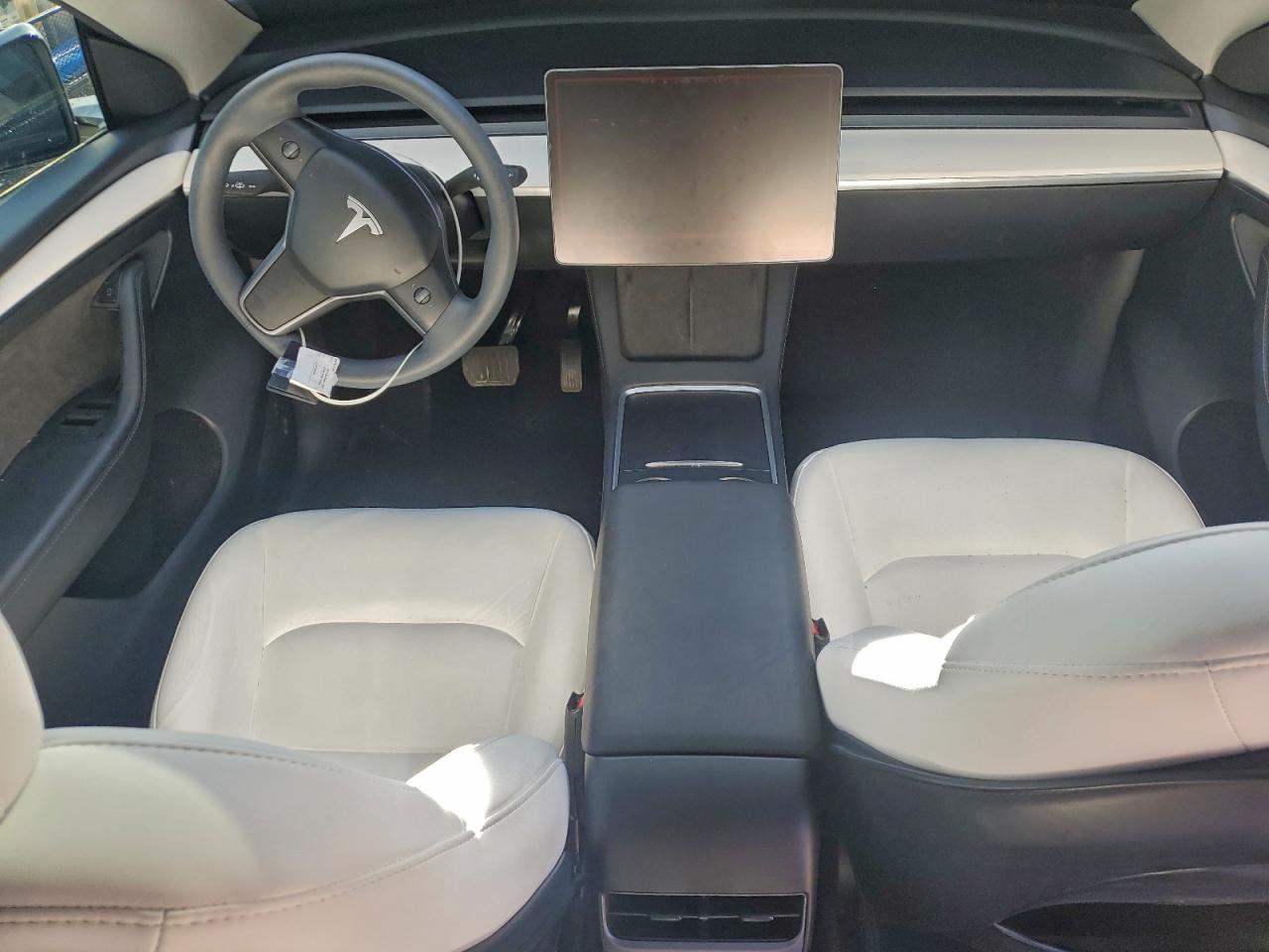 2024 Tesla Model Y VIN: 7SAYGDED6RF104477 Lot: 93690135