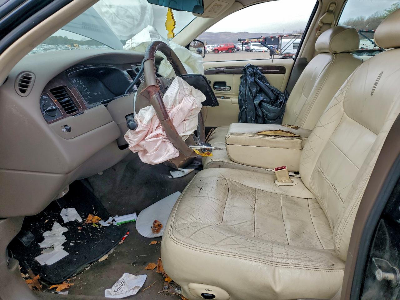 1998 Lincoln Town Car Signature VIN: 1LNFM82WXWY658820 Lot: 94056665