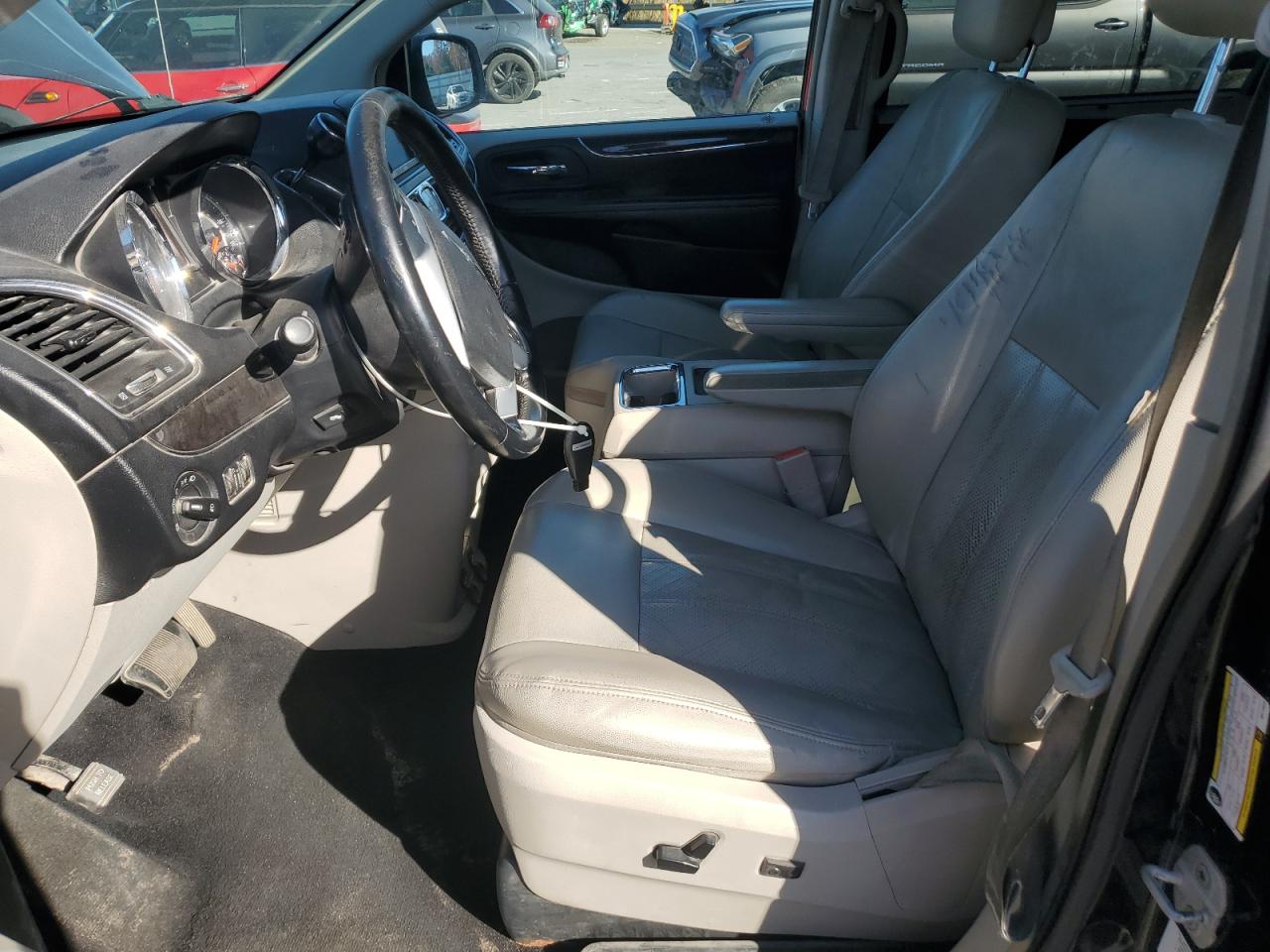 2011 Chrysler Town & Country Touring L VIN: 2A4RR8DG2BR713620 Lot: 92407445