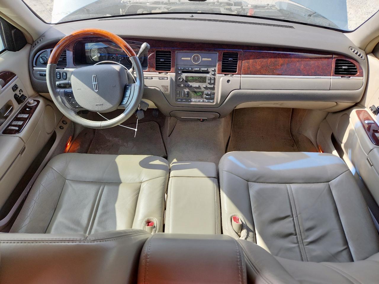 2010 Lincoln Town Car Signature Limited VIN: 2LNBL8CV7AX615794 Lot: 92645515