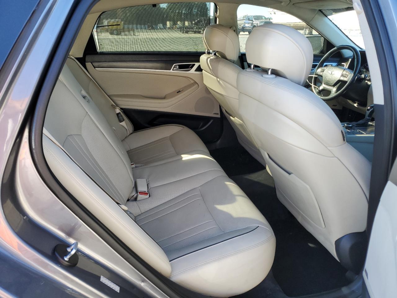 2015 Hyundai Genesis 3.8L VIN: KMHGN4JE3FU081431 Lot: 92914515