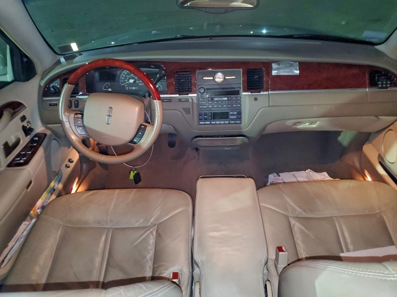 2005 Lincoln Town Car S VIN: 626528 Lot: 94601145