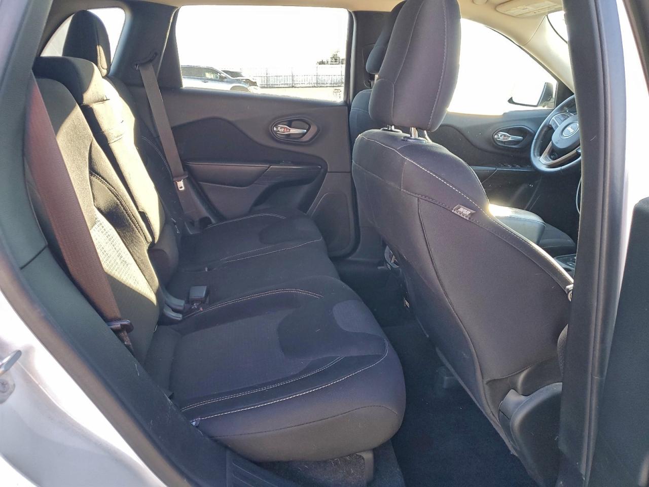 2015 Jeep Cherokee Latitude VIN: 1C4PJMCB4FW687067 Lot: 94355055