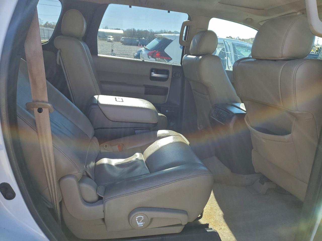 2011 Toyota Sequoia Platinum VIN: 5TDDW5G12BS043461 Lot: 94553895