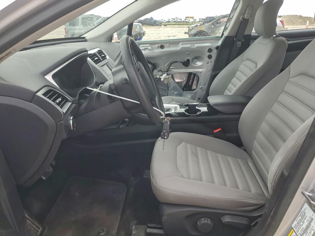 2014 Ford Fusion S VIN: 3FA6P0G74ER268121 Lot: 93933245