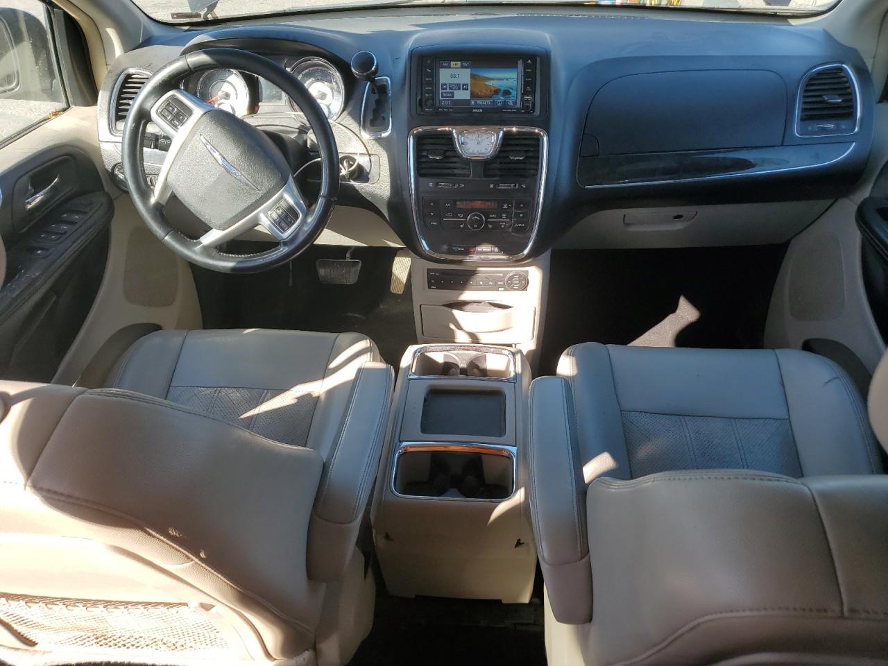 2011 Chrysler Town & Country Touring L VIN: 2A4RR8DG2BR713620 Lot: 92407445